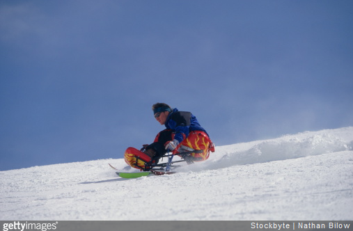 Le dual ski bas permet de fortes sensations de glisse sur la neige.