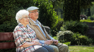 seniors assis sur un banc