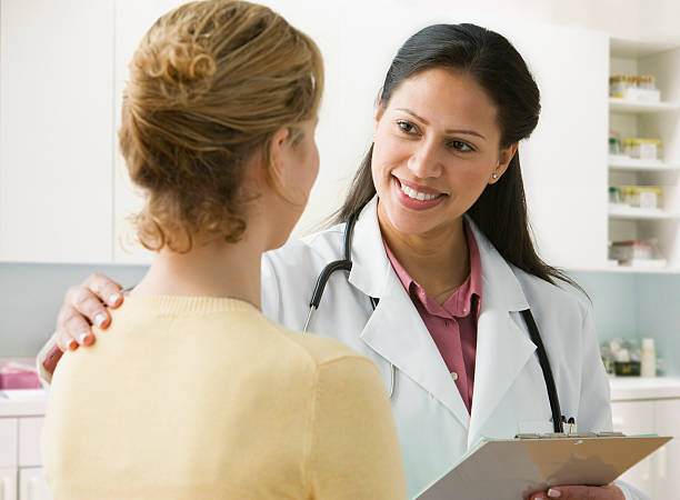 Femme médecin en consultation avec une patiente suite à son hospitalisation