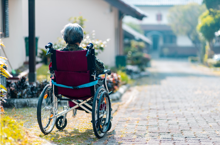 Personne en situation de handicap dans son jardin